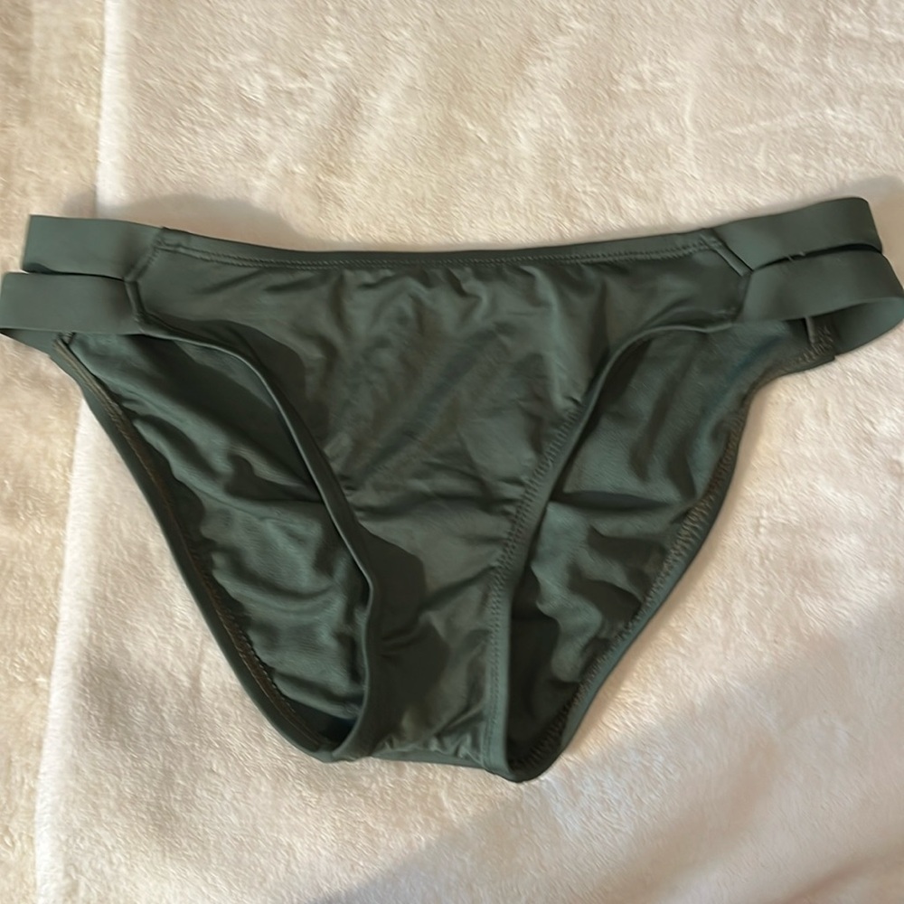 Swim bottoms. Never worn. Ticket still attached.